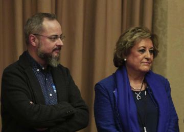 Los familiares de las v&iacute;ctimas e Iglesias, el lunes.