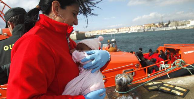 Un bebé rescatado de una patera en enero.