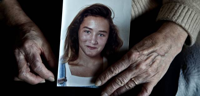 Tensi, la madre de Matilde, sostiene una imagen de su hija.