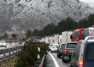 Centenars de conductors passen la nit a la carretera atrapats per la neu