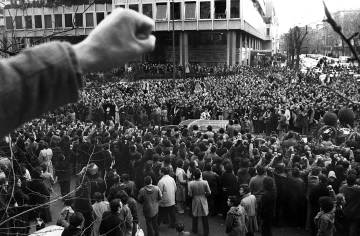 Una multitud acompaña el 26 de enero de 1977 al féretro de uno de los abogados asesinados en la matanza de Atocha a su paso por la calle Colón de Madrid.