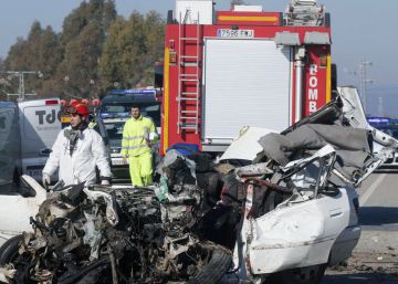 Imagen de un veh&iacute;culo tras el accidente en la carretera A-453, cerca de la localidad cordobesa de Palma del R&iacute;o.