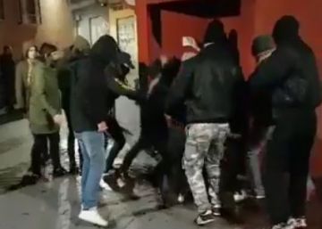 Herida una joven tras recibir una paliza de encapuchados en la puerta de un bar