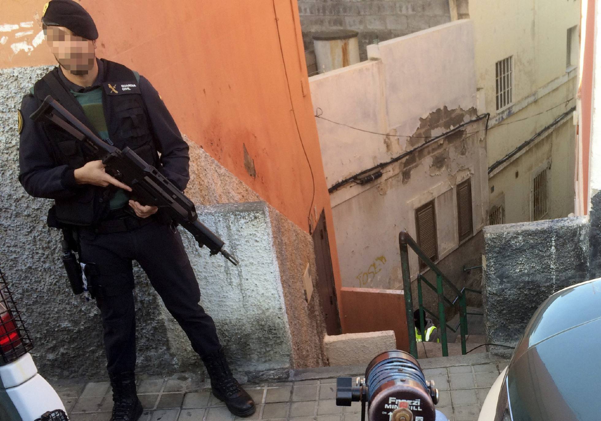 Un guardia civil, durante una operación antiterrorista en Canarias el día 17. Un guardia civil, durante una operación antiterrorista en Canarias el día 17.