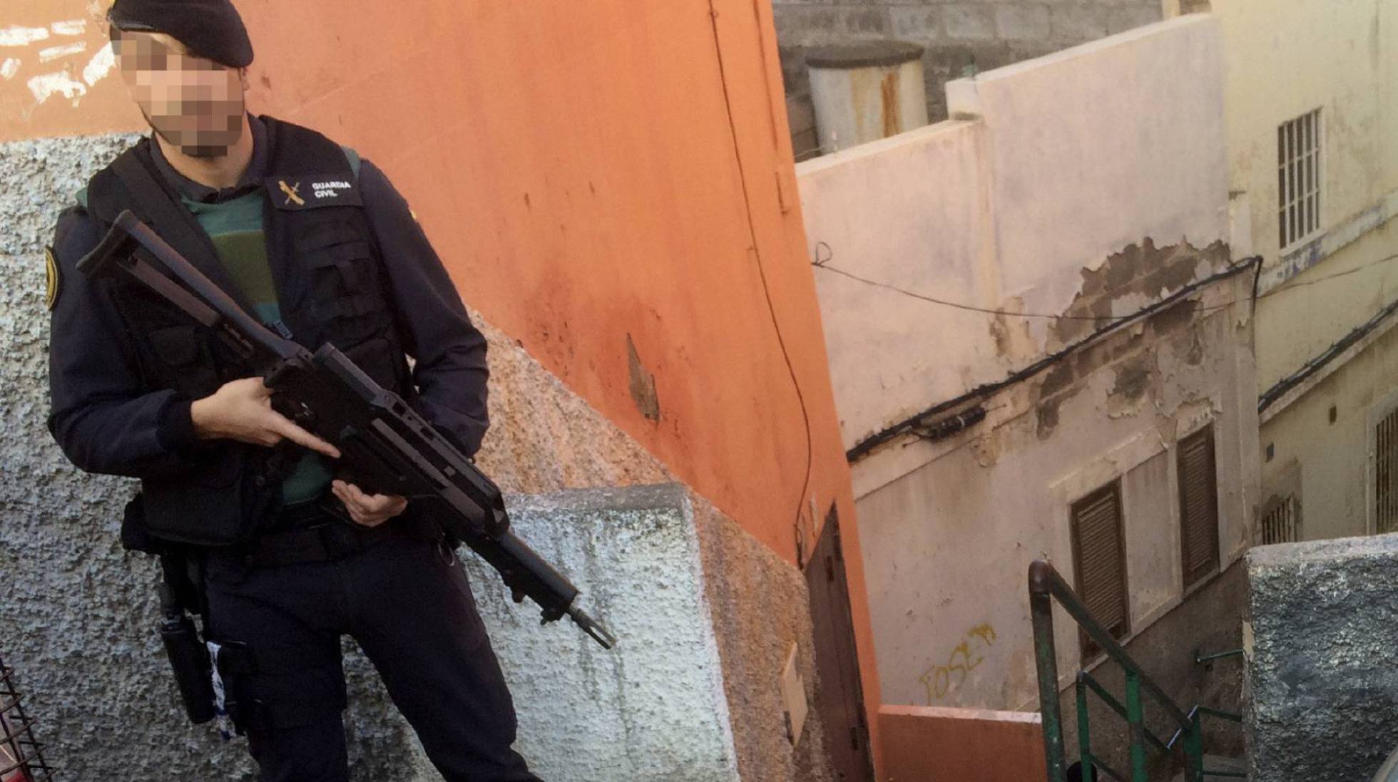 Imagen de archivo de un guardia civil durante una operación antiterrorista. Imagen de archivo de un guardia civil durante una operación antiterrorista.