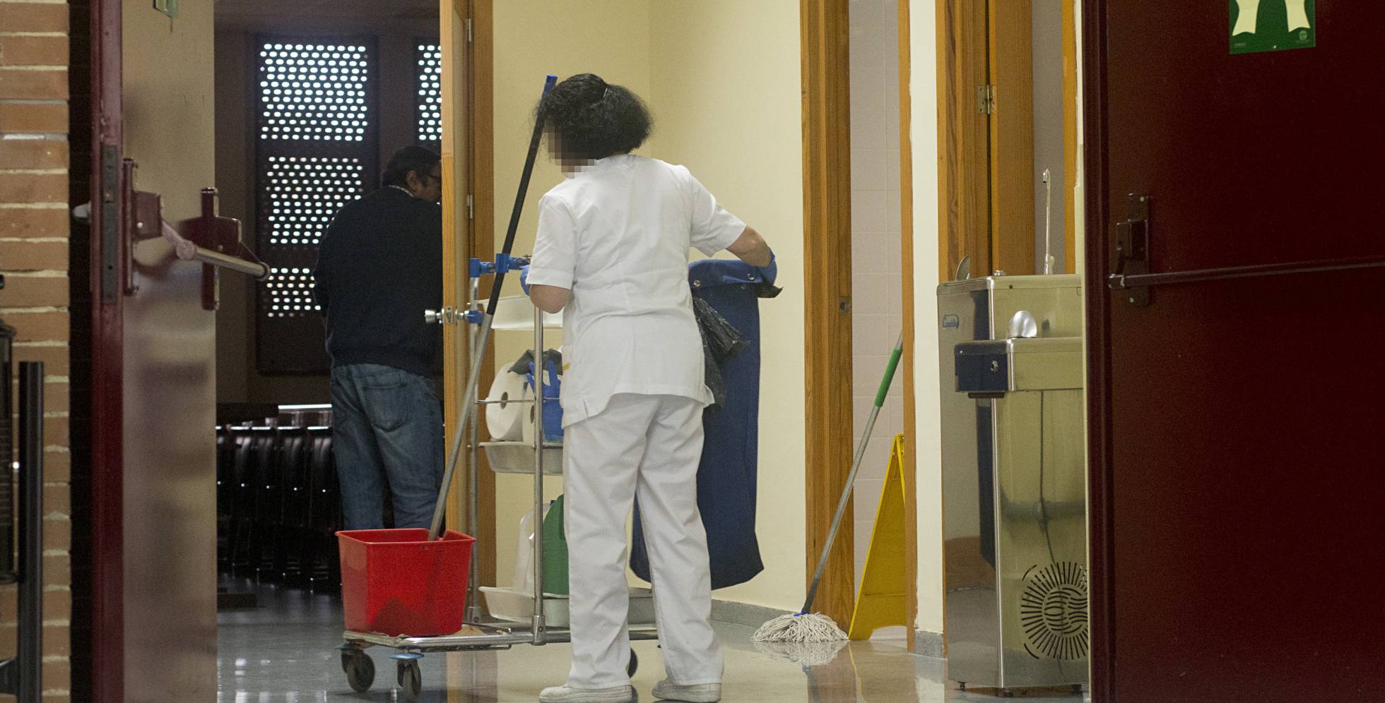 Una limpiadora, en la Facultad de Biología de la Universidad de Sevilla. Una limpiadora, en la Facultad de Biología de la Universidad de Sevilla.