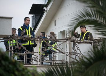 Uno de los registros efectuados en un chalé de Barcelona para detener a la banda de estafadores. Policías chinos ayudaron a sus colegas españoles. 