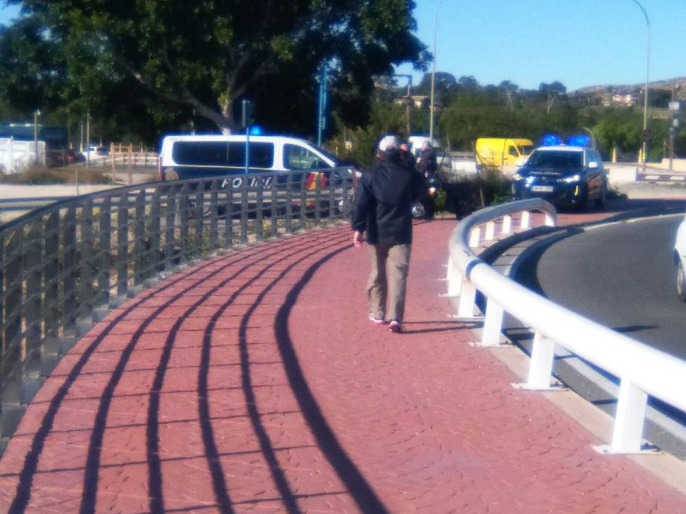La policía ha cortado los accesos a la propiedad del arrestado. La policía ha cortado los accesos a la propiedad del arrestado.