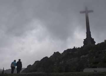 El PSOE pide sacar los restos de Franco de su tumba del Valle de los Caídos El PSOE pide sacar los restos de Franco de su tumba del Valle de los Caídos
