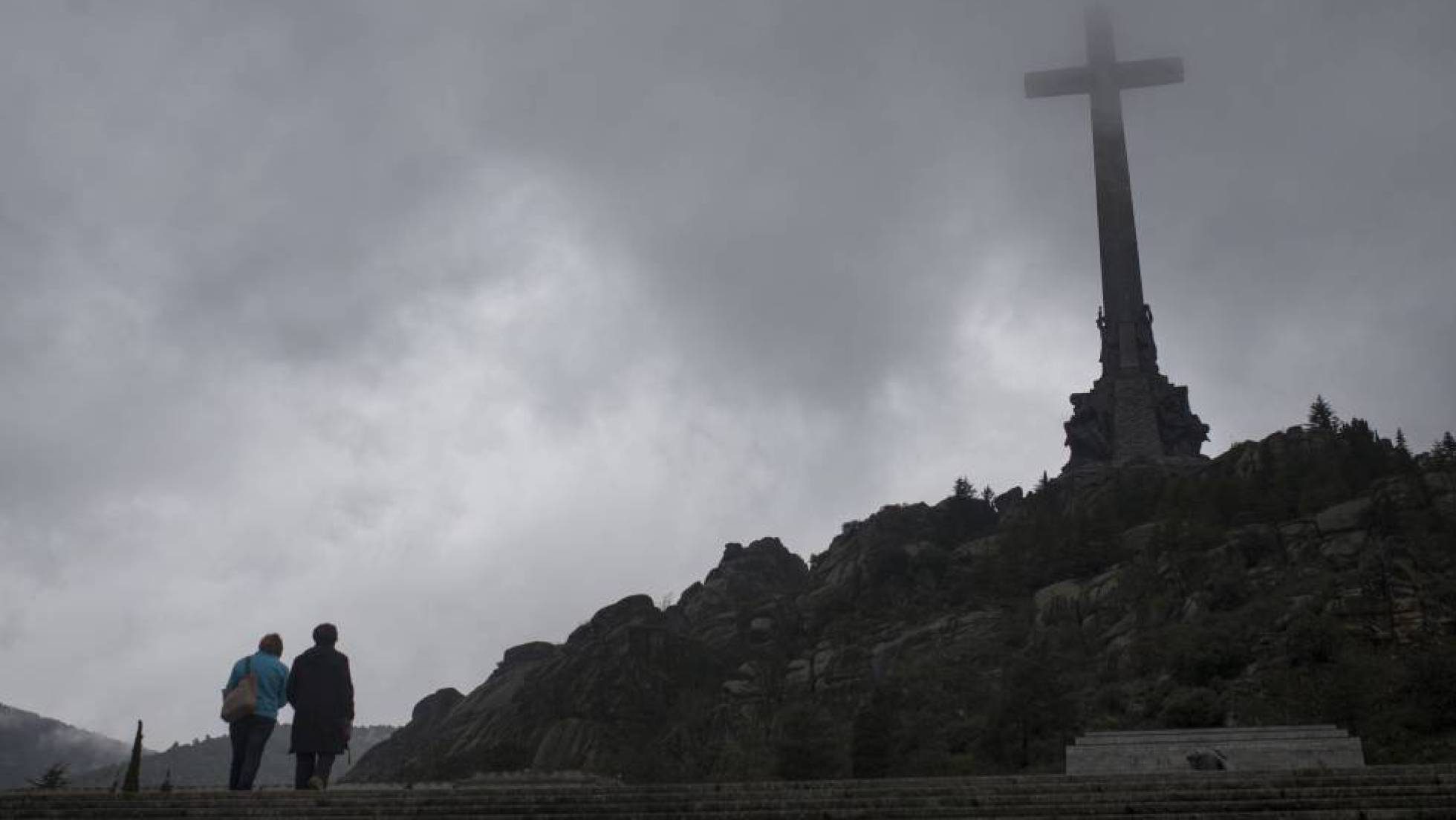 Dos turistas visitan el Valle de los Caídos. Dos turistas visitan el Valle de los Caídos.