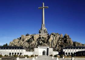 El PSOE pide sacar los restos de Franco de su tumba del Valle de los Caídos El PSOE pide sacar los restos de Franco de su tumba del Valle de los Caídos