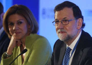 Cospedal se defiende y dice que no es la única que acumula cargos en el PP