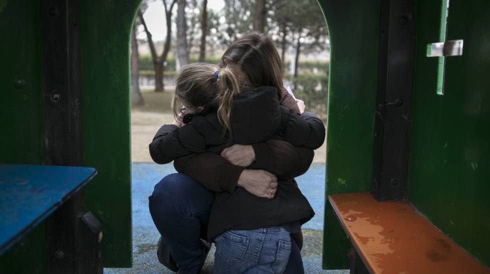 La niña que grabó a su padre mientras abusaba de ella junto a su madre.