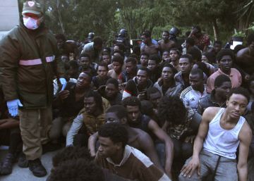 Más de 400 inmigrantes acceden a Ceuta en un asalto masivo a la valla