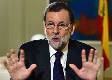 Hollande invita a Rajoy a volver al núcleo directivo de la UE en su año más difícil Hollande invita a Rajoy a volver al núcleo directivo de la UE en su año más difícil
