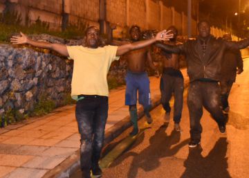 Unos 350 inmigrantes llegan a Ceuta en el segundo salto masivo en tres días