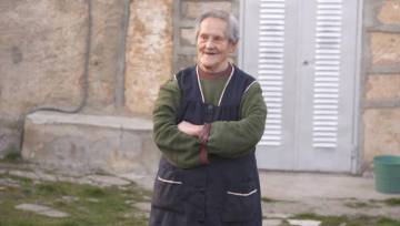 Macaria Sevilla, de 77 años, delante de su casa de Campisábalos, en Guadalajara.
