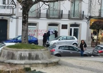 Un grupo atenta contra un busto de Fraga en Lugo y deja pintadas en euskera