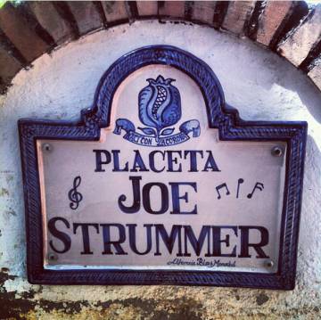 ¿Dónde está la placa dedicada al líder de The Clash?