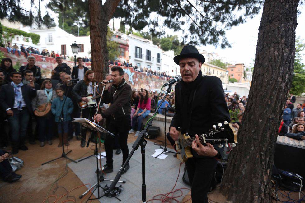 Un momento del concierto tras la inauguración de la placeta.