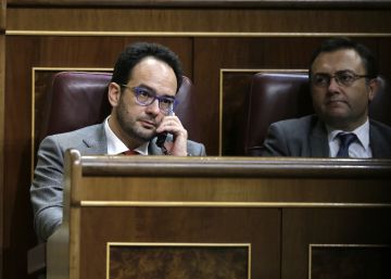 El PSOE logra que se reconsideren las compatibilidades de los diputados El PSOE logra que se reconsideren las compatibilidades de los diputados