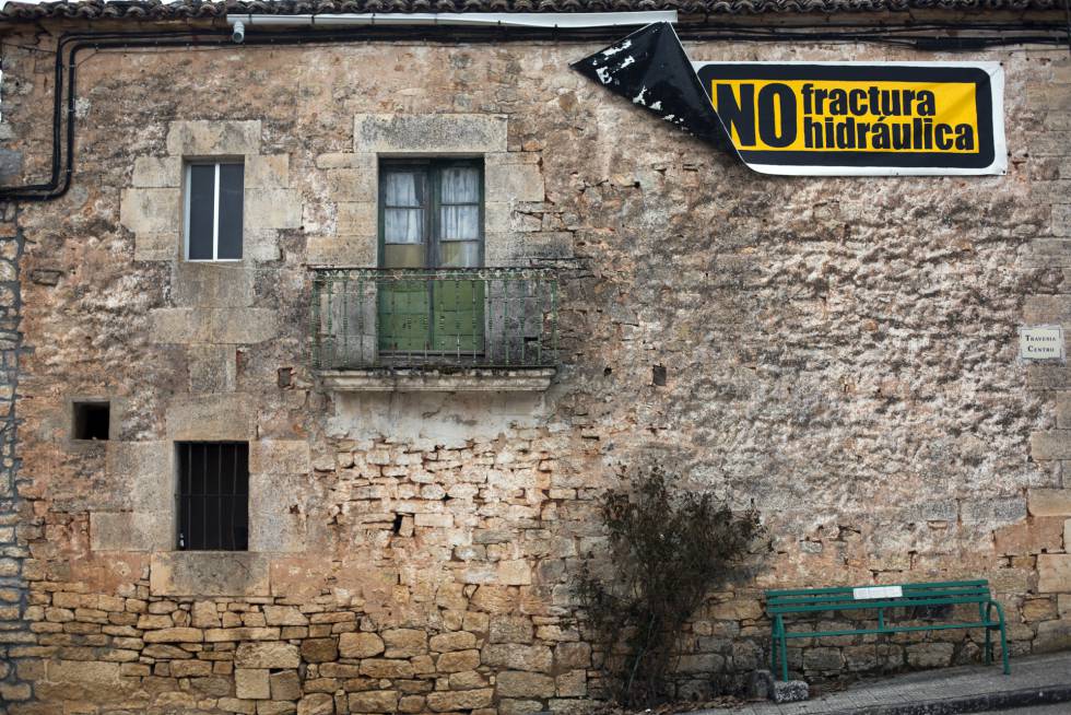Anti-fracking sign in the village of Quintanilla-Sobresierra (Burgos).