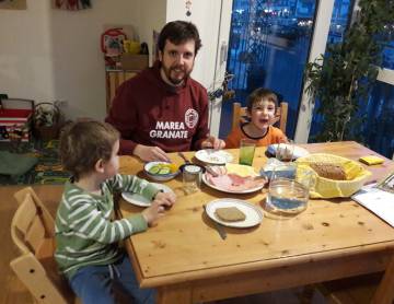Torija con sus dos hijos en su casa en Viena.