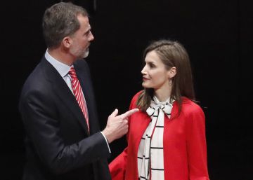 Obama regaló una cazadora personalizada de aviador al Rey Felipe VI Obama regaló una cazadora personalizada de aviador al Rey Felipe VI