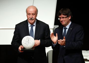 Puigdemont, tras premiar a Del Bosque: “Es un reconocimiento al juego limpio” Puigdemont, tras premiar a Del Bosque: “Es un reconocimiento al juego limpio”