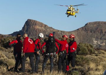Evacuados a pie y en helicóptero el centenar de turistas atrapados por el teleférico del Teide