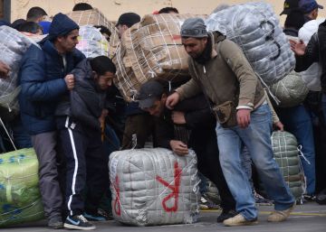 Un grupo de inmigrantes, en la frontera de Ceuta.