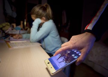 Absuelta de maltrato tras quitarle el móvil a su hijo para que estudiase Absuelta de maltrato tras quitarle el móvil a su hijo para que estudiase