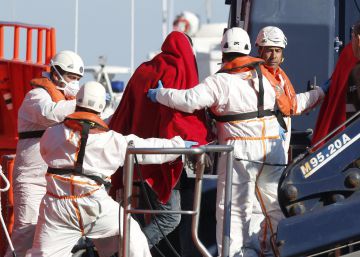 Los servicios de rescate ayudan a un inmigrante, a su llegada al puerto de Almería la pasada semana