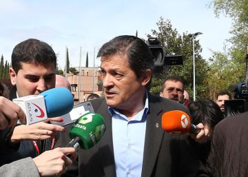 Javier Fernández pide cambiar el “Estado de las autonomías vergonzante” por la “España federal” Javier Fernández pide cambiar el “Estado de las autonomías vergonzante” por la “España federal”