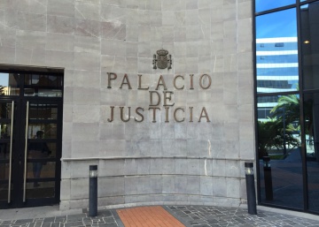 La Fiscalía pide nueve años para un hombre que apuñaló a su marido en La Gomera La Fiscalía pide nueve años para un hombre que apuñaló a su marido en La Gomera