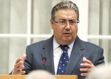 El ministre de l’Interior condecora el germà superior del Crist de la Legió de Màlaga
