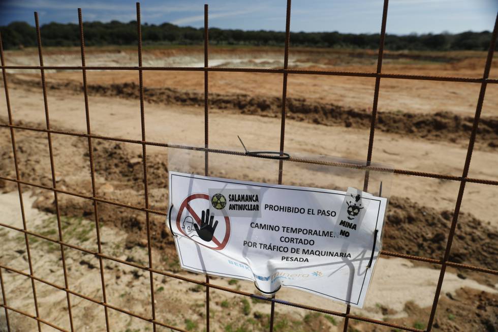 Obras de lo que parece una balsa cerca del pueblo de Retortillo. Antes era un encinar.