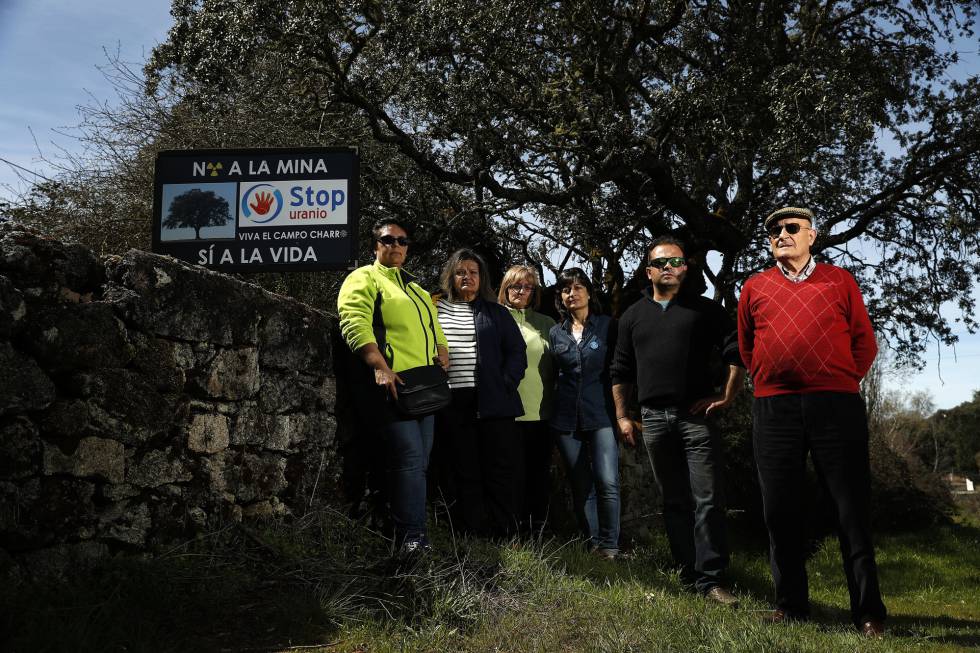 Miembros de la plataforma Stop Uranio, que trata de evitar que se siga construyendo la mina.
