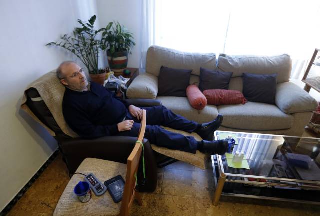 Jose Antonio Arrabal, enfermo de esclerosis lateral amiotrófica, en su casa el 2 de abril.
