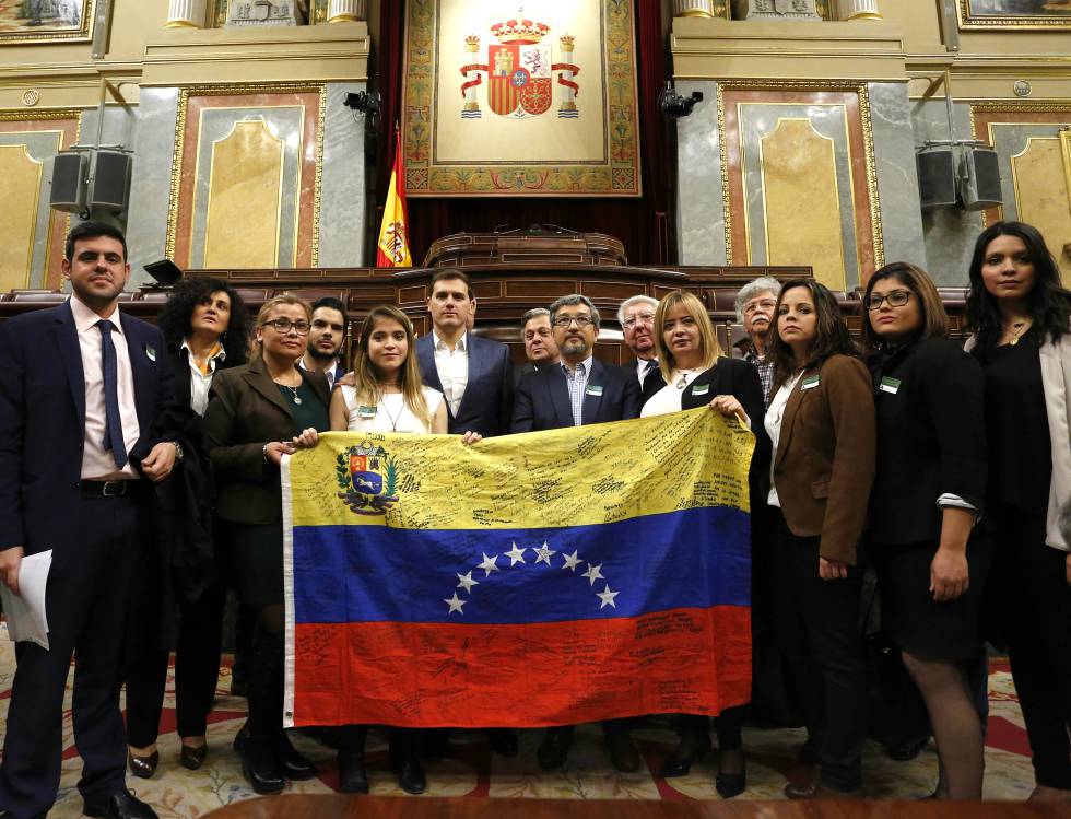 Albert Rivera posa con los opositores venezolanos en el Congreso.