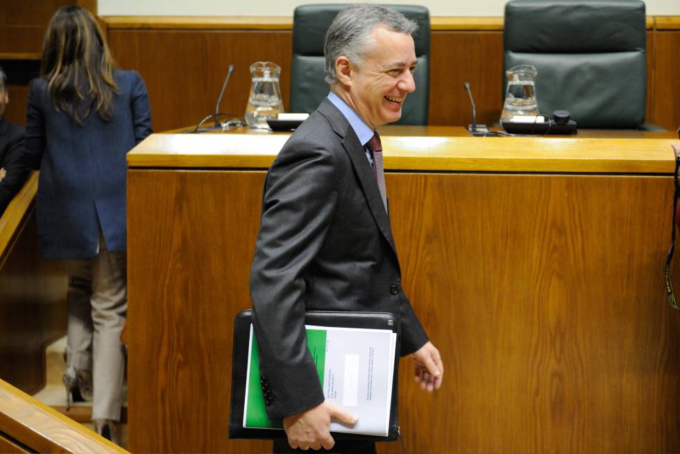 El Parlamento vasco pide a ETA un “único acto de desarme unilateral” El Parlamento vasco pide a ETA un “único acto de desarme unilateral”