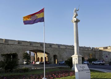El Gobierno recurre en los juzgados el izado de la bandera republicana en Cádiz El Gobierno recurre en los juzgados el izado de la bandera republicana en Cádiz