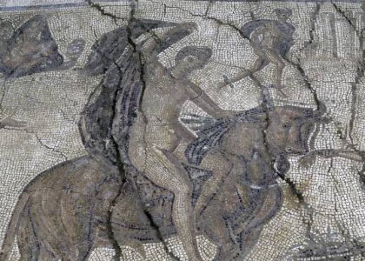 Hallado en Écija un mosaico sobre los amoríos de Zeus Hallado en Écija un mosaico sobre los amoríos de Zeus