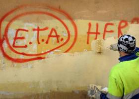 ETA facilita la ubicación de ocho depósitos con 120 armas y tres toneladas de explosivos