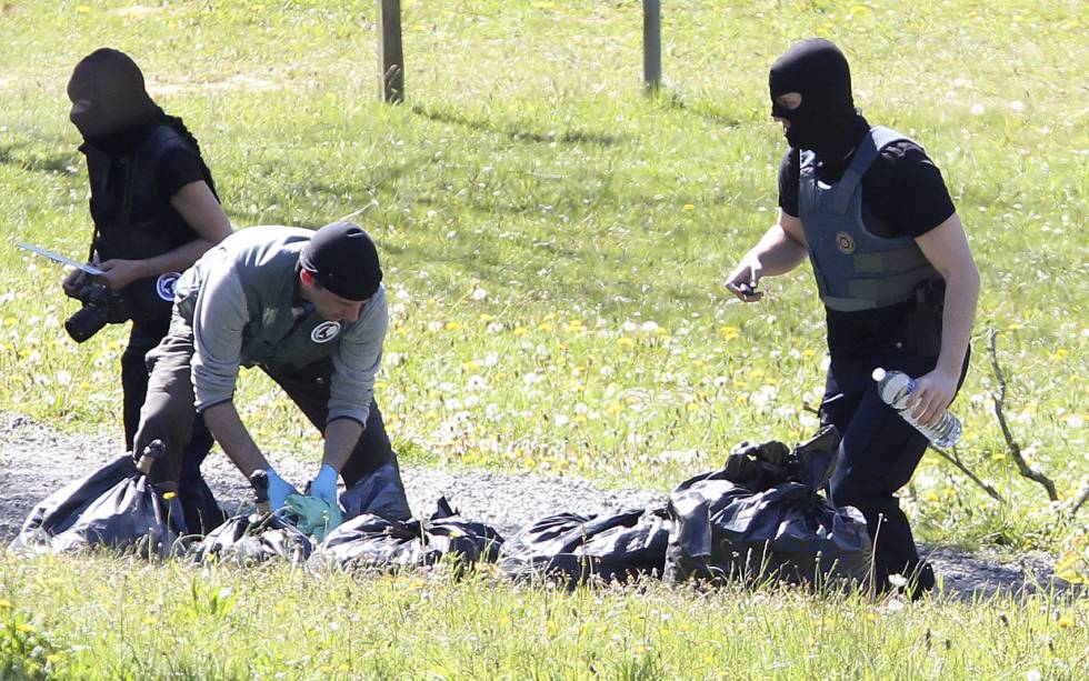 Policías franceses recogen algunas de las armas señaladas por ETA