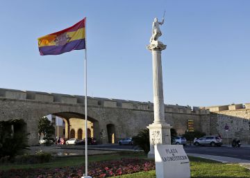 Un juez ordena retirar la bandera republicana izada en Cádiz Un juez ordena retirar la bandera republicana izada en Cádiz