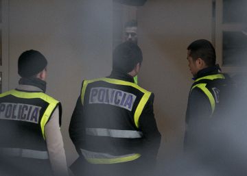 Suspenden a los dos catedráticos acusados de vender un falso medicamento contra el cáncer Suspenden a los dos catedráticos acusados de vender un falso medicamento contra el cáncer
