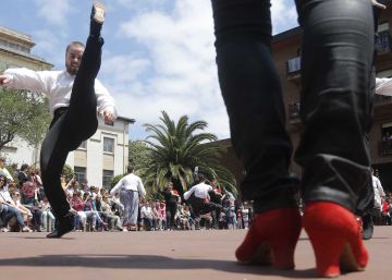 ¿Qué hace una bailaora sevillana entre un grupo de ‘dantzaris’ de San Sebastián?