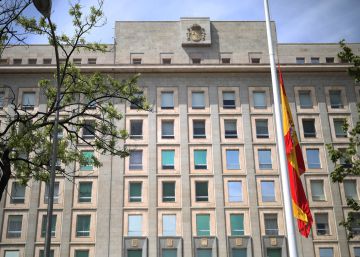 El PSOE pide a Cospedal que explique las banderas a media asta por Semana Santa El PSOE pide a Cospedal que explique las banderas a media asta por Semana Santa