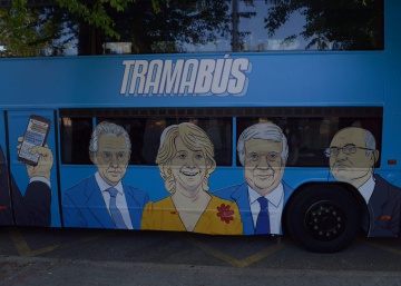 Podem lloga un autobús amb les cares de polítics, periodistes i empresaris